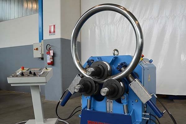 Imagen principal de la categoría Corte y rolado de caños redondos y cuadrados hasta 4 pulgadas - PHA+RW4gSW5kdXN0cmlhcyBNb3Jlbm8gb2ZyZWNlbW9zIHVuIHNlcnZpY2lvIGVzcGVjaWFsaXphZG8gZW4mbmJzcDs8c3Ryb25nPmNvcnRlIHkgcm9sYWRvIGRlIGNhw7FvcyByZWRvbmRvcyB5IGN1YWRyYWRvczwvc3Ryb25nPiZuYnNwO2RlIGhhc3RhIDQgcHVsZ2FkYXMgZGUgZGnDoW1ldHJvLCBkaXNlw7FhZG8gcGFyYSByZXNwb25kZXIgYSBsYXMgZXhpZ2VuY2lhcyBkZSBwcmVjaXNpw7NuIHkgY2FsaWRhZCBkZWwgc2VjdG9yIGluZHVzdHJpYWwgeSBtZXRhbMO6cmdpY28uIEdyYWNpYXMgYSBudWVzdHJhIG1hcXVpbmFyaWEgbW9kZXJuYSB5IHBlcnNvbmFsIGFsdGFtZW50ZSBjYXBhY2l0YWRvLCBicmluZGFtb3Mgc29sdWNpb25lcyBlZmljaWVudGVzIHBhcmEgcHJveWVjdG9zIHF1ZSByZXF1aWVyZW4gY3VydmFkbyB5IGNvbmZvcm1hZG8gZGUgdHVib3MgbWV0w6FsaWNvcy48L3A+PHA+PGJyPjwvcD4=